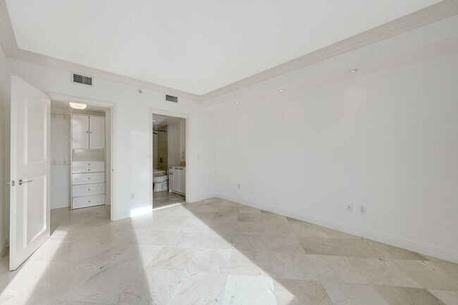 Building Photo - Turnberry Towers East 804- Strip/City/Mnt Views from this Stunning 1Bd/1.5Ba Residence