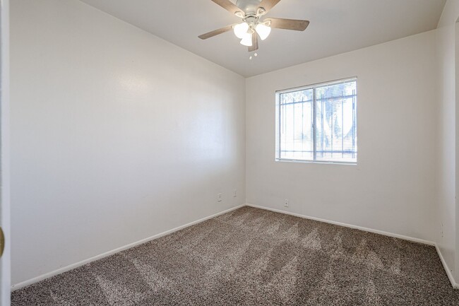 Building Photo - Value priced property in Central Peoria!