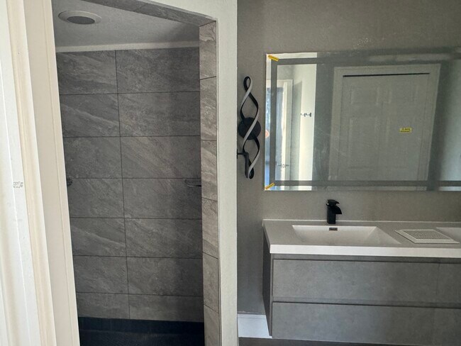 Building Photo - 1614 SW 27th St