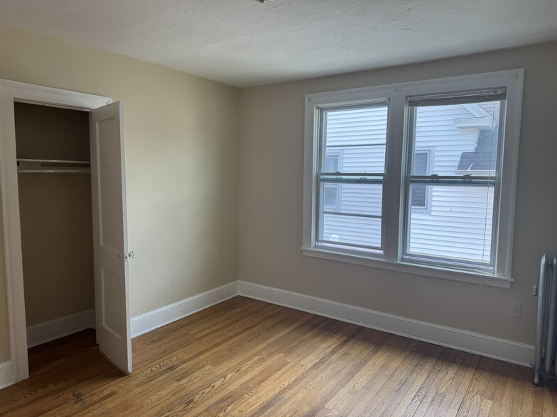 Bedroom with walk-in closet - 14 Buell St