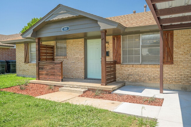 Building Photo - 505 N Norman Ave