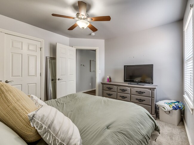 Building Photo - Charming 2-Bedroom Townhouse: Comfort and ...
