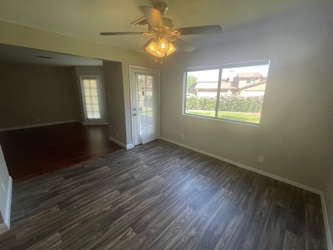 Building Photo - 3 Bed/ 2.5.Ba 2 story townhome , Gated Com...