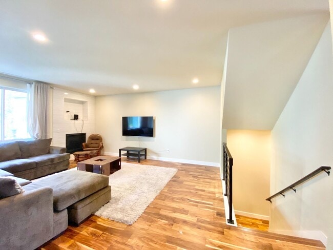 Building Photo - Built in 2017 – Stunning Modern Home for R...