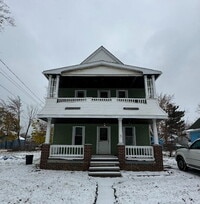 Building Photo - "2-3 Bedrooms- LOTS OF SPACE!"