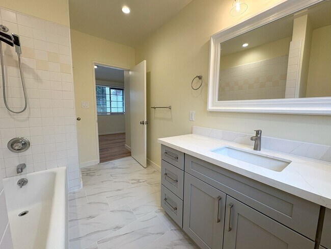 Building Photo - Beautifully Updated 2BR/2BA – Yard & Garage