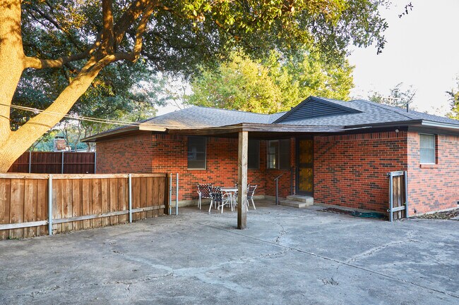 Building Photo - 6581 Patrick Dr