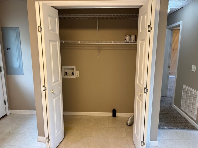 Building Photo - Candler - 2 Bedroom Available Now
