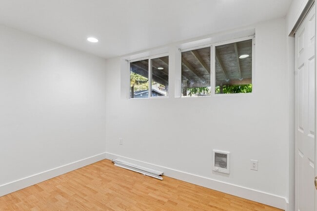 Building Photo - Bright Cozy Home w/ Deck & Yard Near Des M...