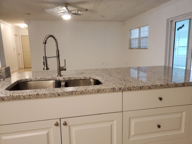 Building Photo - 1674 Louis Dr