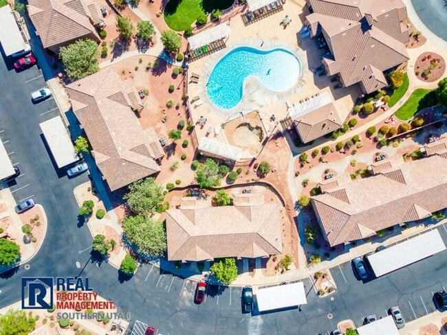 Building Photo - Hidden Valley Townhome