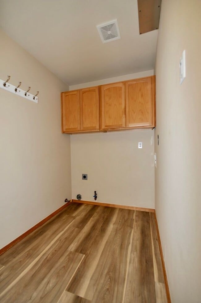 Building Photo - 3 bed 2 bath rancher with office