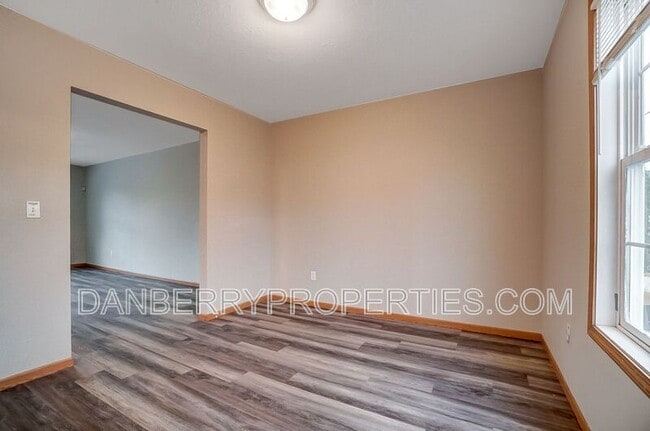 Building Photo - 1129 N Byrne Rd