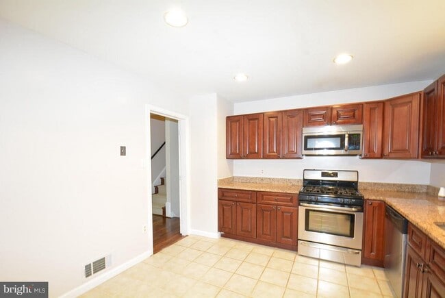 Building Photo - 5111 Gainsborough Dr