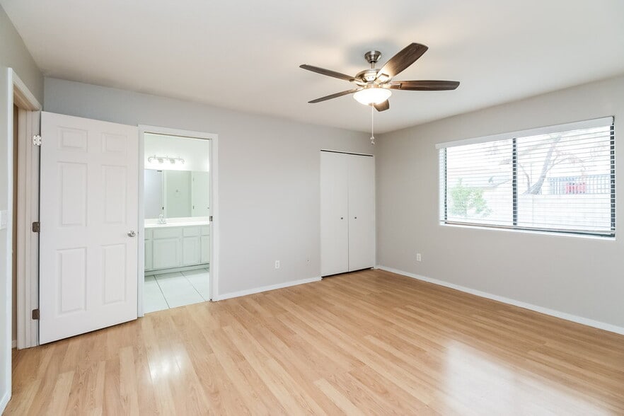 Building Photo - 1136 N Cottonwood Ct