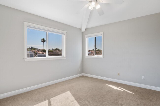 Building Photo - Spacious detached townhome available in So...
