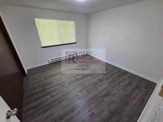 Building Photo - Check out this completely wonderful 2-bedroom, 1.0-bath unit!