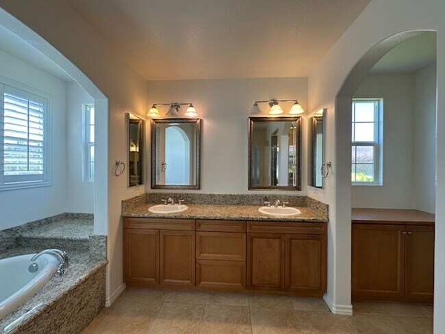 Building Photo - Stunning Executive home with loads of cust...