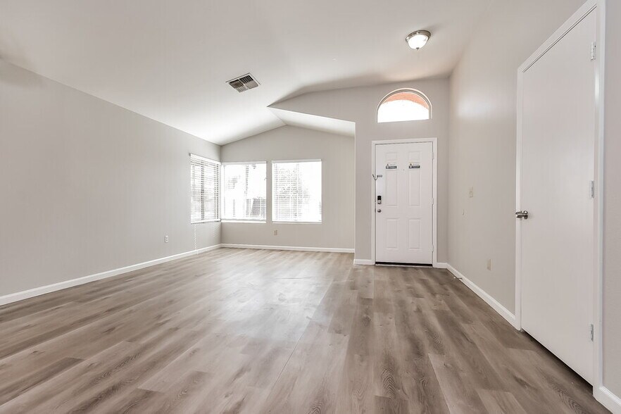 Building Photo - 5244 Del Lago Dr