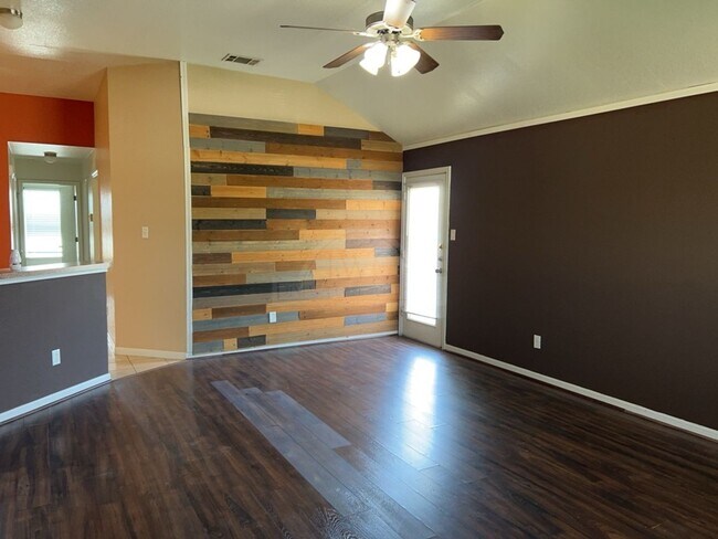 Building Photo - 1206 Cinch Dr