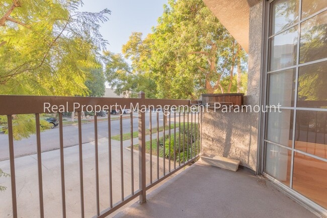 Building Photo - Don't miss out! 2 Bed 2 bath ready to go!