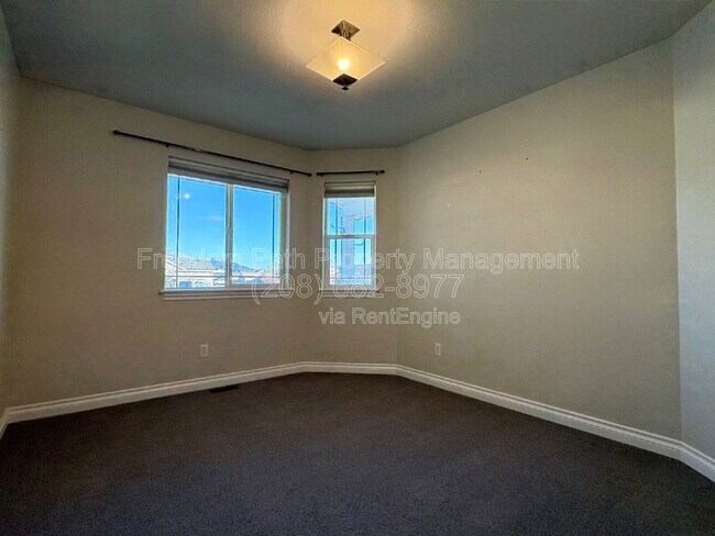 Building Photo - 594 W Ashworth Ln