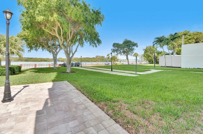 Building Photo - 2121 N Ocean Blvd