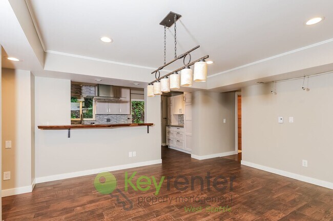 Building Photo - Remodeled Home with Zen Room, Soaking Tubs & Gas Fireplace