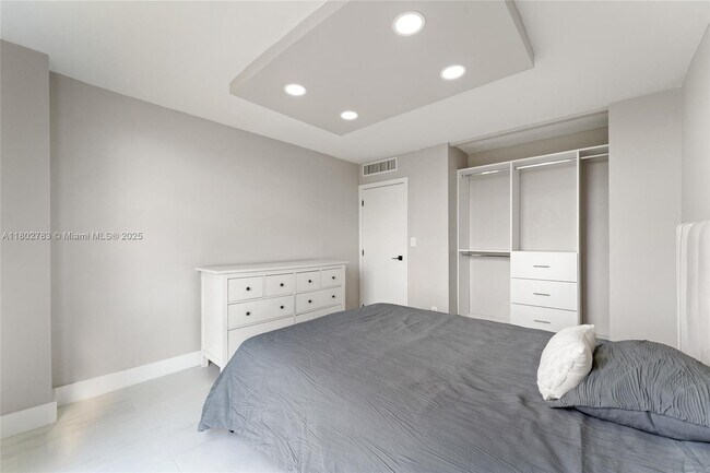 Building Photo - 3301 N Country Club Dr