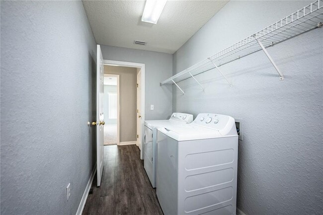 Building Photo - 233 Towhee Rd