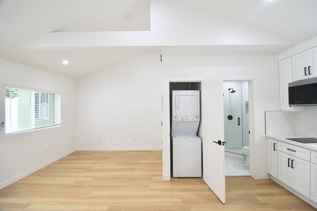 Building Photo - 10919 Camarillo St