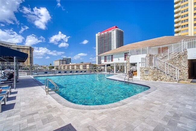 Building Photo - 1833 S Ocean Dr