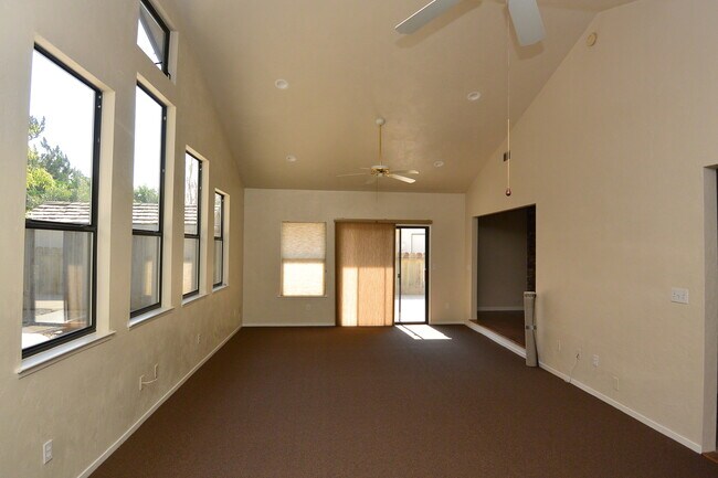 Building Photo - Green Acres Neighborhood