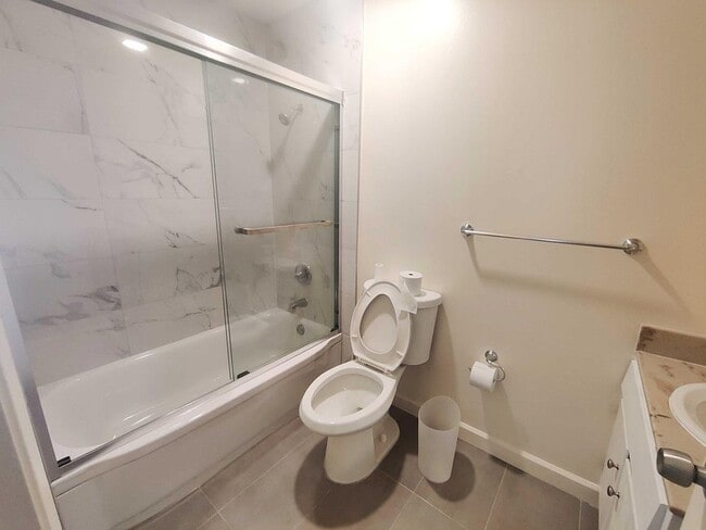 Building Photo - Newly remodel home.