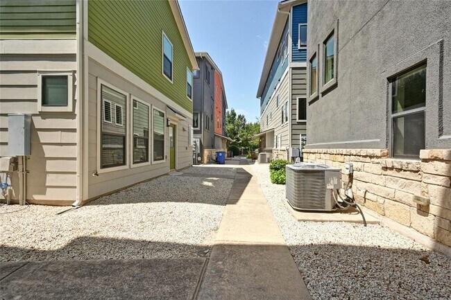 Building Photo - 1504 Lorraine Loop