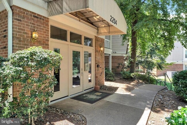 Building Photo - 2204 Westcourt Ln