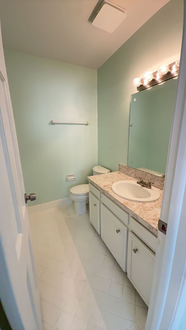 Building Photo - Welcome to your new charming 2 bed, 1.5 bath first floor condo!