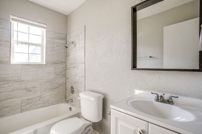 Building Photo - Cozy 2-Bed Duplex Available for Immediate ...
