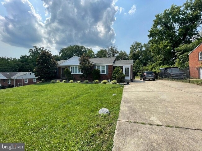 Building Photo - 5901 Middleton Ln