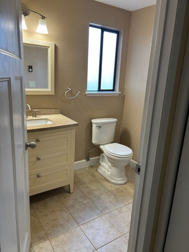 Building Photo - Spacious 3 Bedroom Home for Rent in Whatcom Falls Neighborhood!