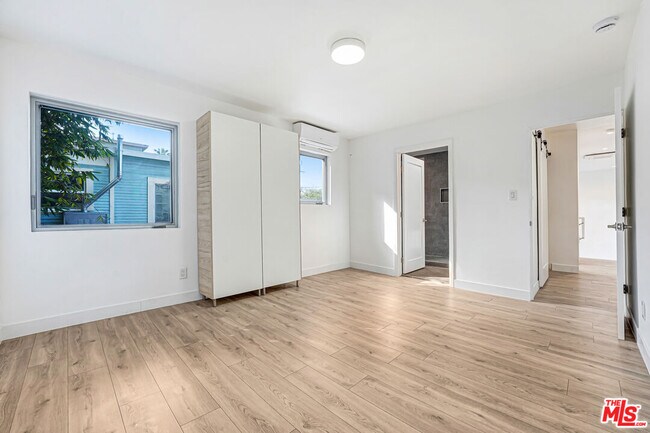 Building Photo - 2725 1/2 Dalton Ave