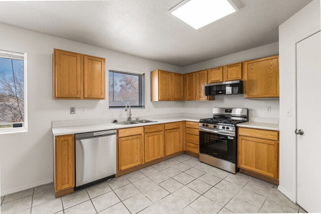 Building Photo - 11031 Deer Lodge Pl SE