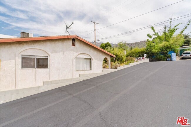 Building Photo - 10539 Samoa Ave