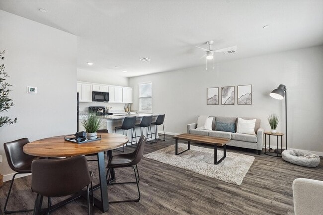 Building Photo - 705 Horseshoe Dr