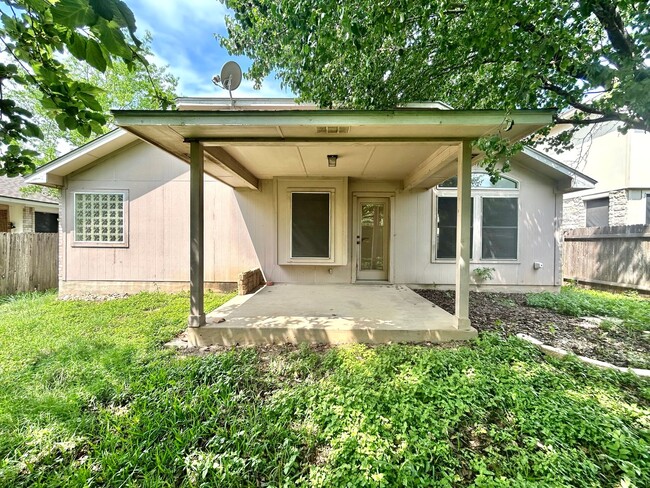 Building Photo - Charming 3/BR 2/BA One-Level Home with Fen...