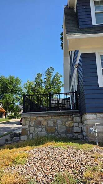Building Photo - 1432 W 48th St