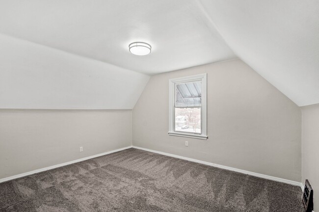 Building Photo - GORGEOUS 3 BEDROOM HOME IN DRAVOSBURG WITH...