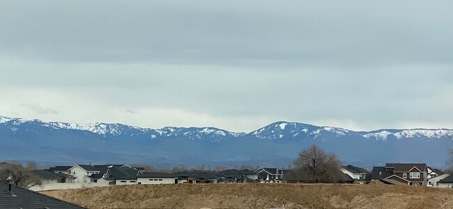 Building Photo - Beautiful Custom 6 Bedroom (2 Primary Bedr...