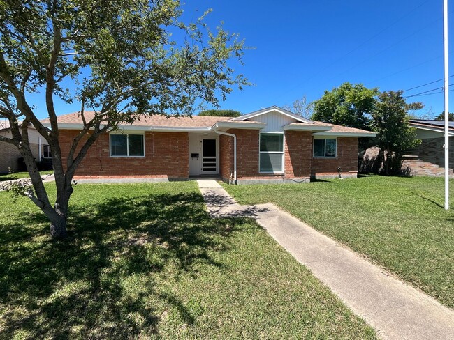 Building Photo - Brick Home with Quick Commute to SPID