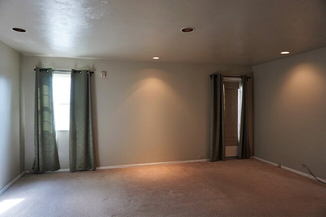 Building Photo - 3 bed 3 Bath 2 Car Garage Town Home in the...